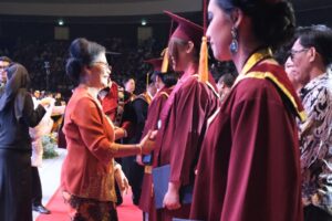 toga wisuda poltekpar nhi