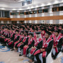 Perpaduan Warna Merah dan Hitam pada Jubah Toga Wisuda INSTIKI (Institut Bisnis dan Teknologi Indonesia)