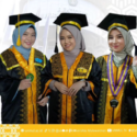 Motif Batik dan Pita Emas pada Toga Wisuda Universitas Mulawarman