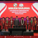 Perpaduan Warna Merah dan Hitam pada Toga Wisuda UKRI (Universitas Kebangsaan Republik Indonesia)