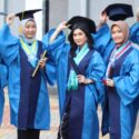 Warna Biru Cerah pada Toga Wisuda BSI (Universitas Bina Sarana Informatika) yang Menawan