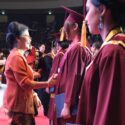 Kemewahan pada Toga Wisuda Poltekpar NHI dengan Warna Merah dan Emas yang Berkilau