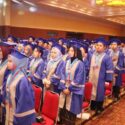 Perpaduan Warna Biru dan Abu-Abu pada Toga Wisuda Universitas Nusa Mandiri